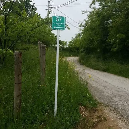 Vikendica * Ahatovići